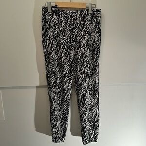 Pants zebra style color white and black tight in the ankle size 2 from dynamite